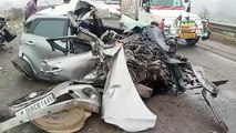 Accident : दो वाहनों की चपेट में आई कार, चालक की मौत। देखे वीडियो
