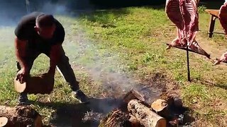 تحميص اللحم على النار.