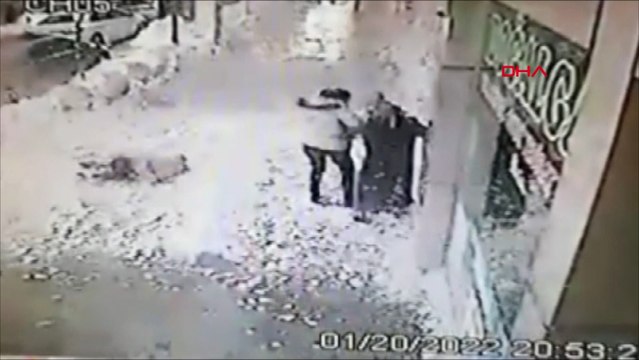 Kaldırımda yürüyen genç kızın üzerine çatıdan kar kütlesi düştü