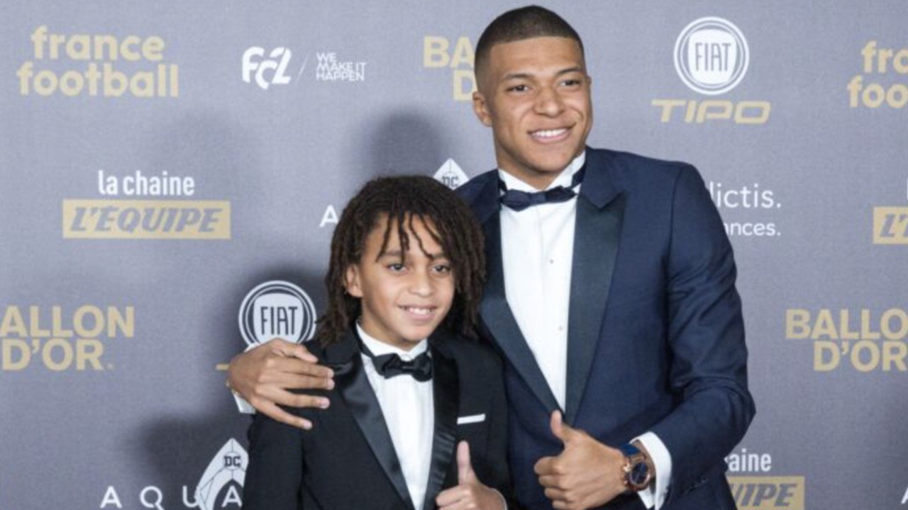 VOICI : Kylian Mbappé : son petit frère donne (enfin) de ses nouvelles après son accident de voiture