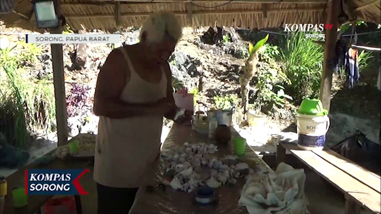 Pengrajin Raja Ampat Produksi Hiasan Dari Limbah Kulit Kerang