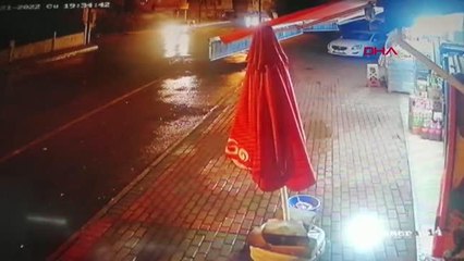 ELEKTRİK DİREĞİNE ÇARPIP DEVİREN KAMYONET, MAHALLEDE ENERJİ KESİNTİSİNE NEDEN OLDU