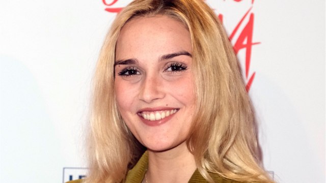 VOICI : Je te promets : comment la famille de Camille Lou l'a aidée pour la série de TF1