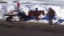 KAHRAMANMARAŞ - Karda mahsur kalan at arabasını karayolları ekipleri kurtardı
