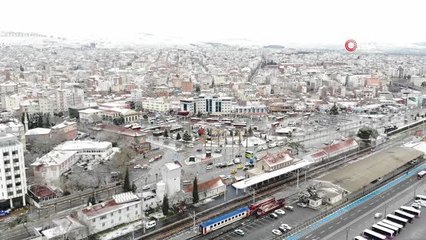 Şehrin merkezine yağan kar görüntülendi