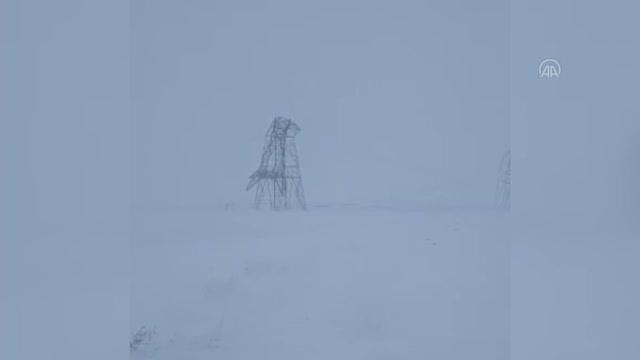 Kopan yüksek gerilim hattı telleri trafiği aksattı