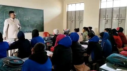 कलक्टर बने ‘मास्साब’, सिखाए अंग्रेजी के गुर....देखें वीडियो