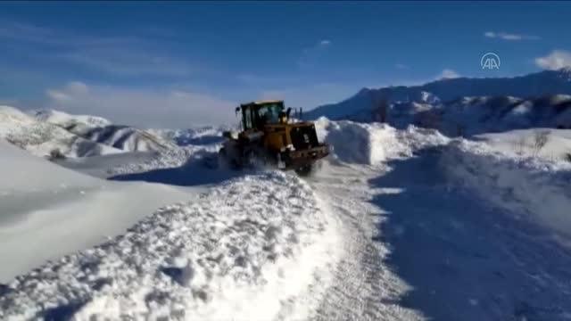 Siirt'te karda mahsur kalan 2 çoban ve küçükbaş sürüsü kurtarıldı