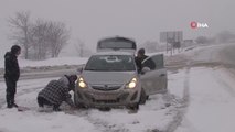 Kar yağışıyla trafiğe kapanan yol yeniden ulaşıma açıldı