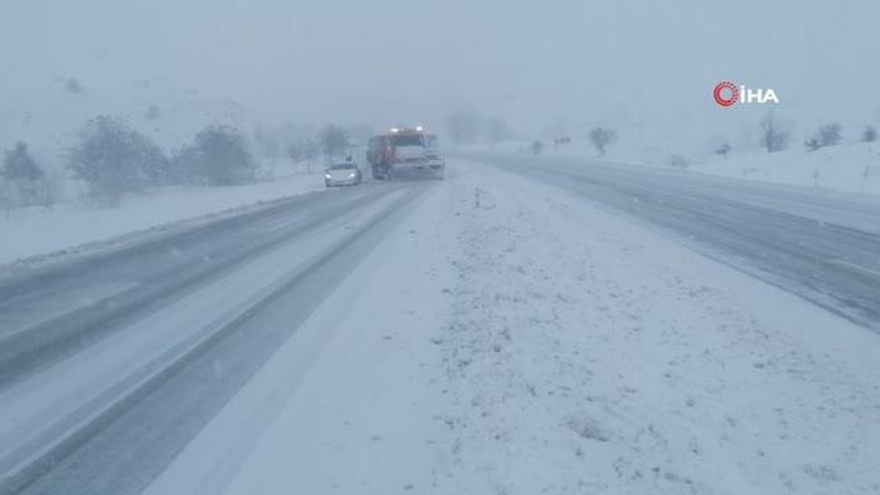 Etkili olan kar yağışı ulaşımda aksamalara neden oldu: Çok sayıda araç yolda kaldı