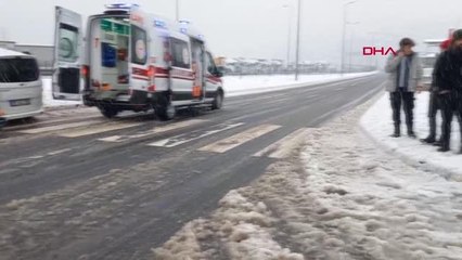 KARDA KAYAN ARAÇ YÖN LEVHASINA ÇARPTI 2 YARALI