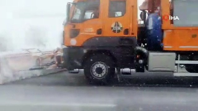 Kar ulaşımı aksattı, çok sayıda tır ver araç yolda kaldı