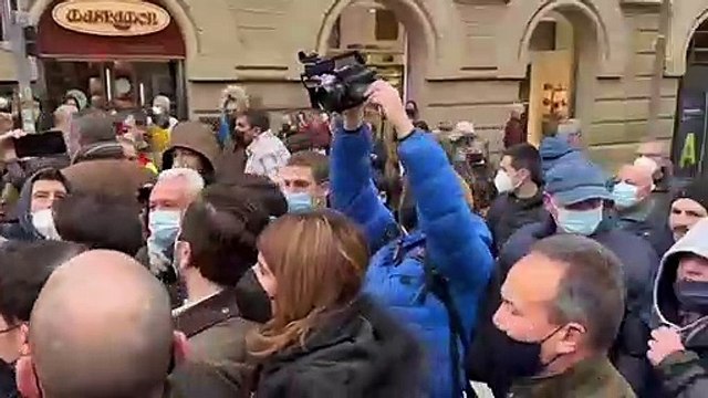 Separatistas acosan e insultan en Vic a diputados del PP que pedían enseñanza en español en Cataluña