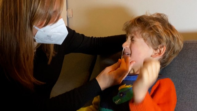 Il faut que ça, ça rentre dans ton nez : parents et enfants à l'épreuve des autotests à répétition