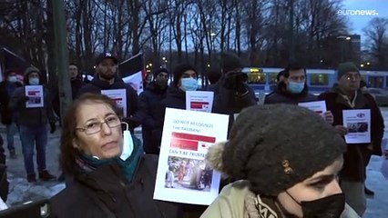 Télécharger la video: Proteste a Oslo contro l'arrivo dei talebani per i colloqui sulla crisi umanitaria