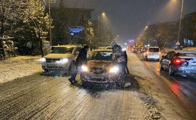Ankara'da sürücülerin karla mücadelesi