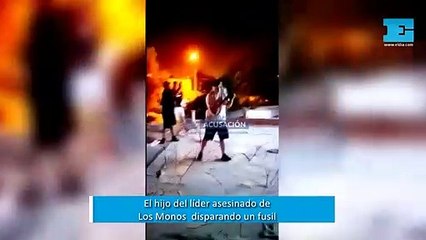 El hijo del líder asesinado de Los Monos disparando un fusil
