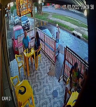 Motociclista sobrevive depois de ser prensado entre dois veículos