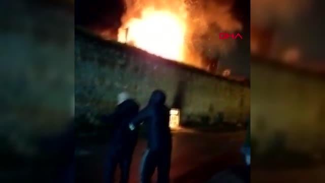 Son dakika haber: İSTANBUL-ŞİŞLİ'DE EVSİZLERİN KALDIĞI METRUK BİNADA KORKUTAN YANGIN