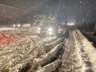 Samsun-Ankara karayolu kardan ulaşıma kapandı, araçlar yolda kaldı