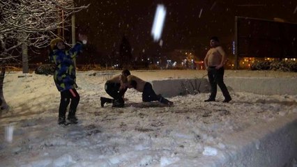 Soğuk havaya aldırış etmediler, kar üstünde yarı çıplak güreştiler