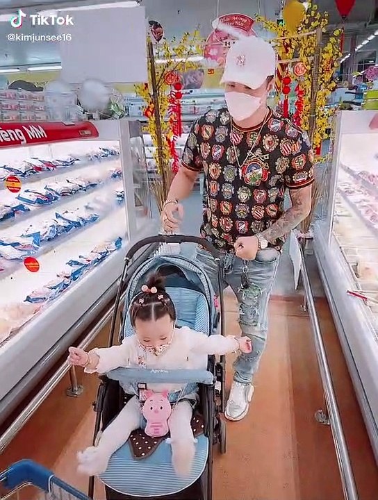 Ái nữ lai Hàn của Lâm Chấn Khang sớm bộc lộ năng khiếu nghệ thuật