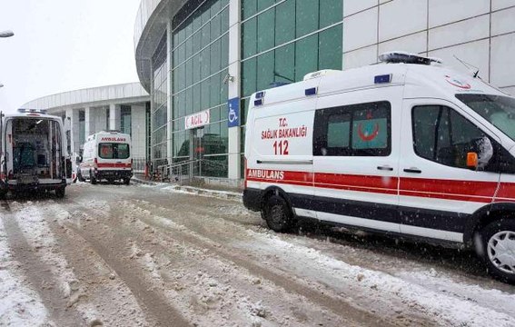 Erzincan'da 5 kişilik aile sobadan sızan karbonmonoksit gazından zehirlendi