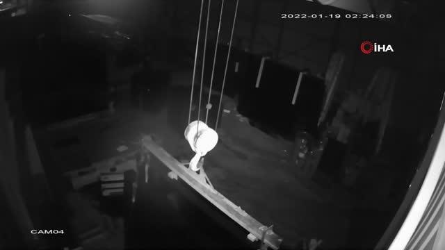 Karın ağırlığına dayanamayan iş yerinin çatısı böyle çöktü