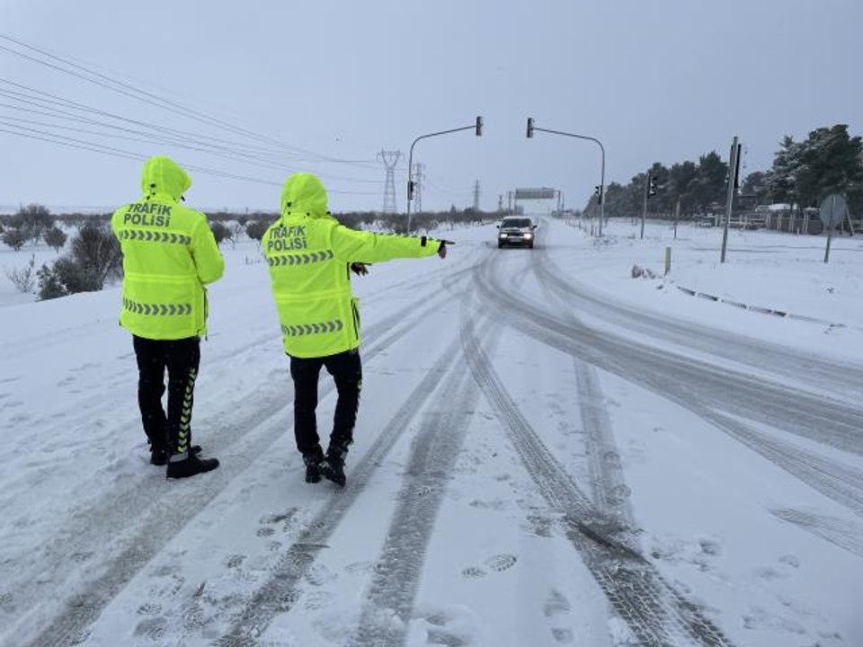 Kilis-Gaziantep ve Kilis-Hatay kara yolu kar nedeniyle ulaşıma kapatıldı