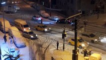 Bursa'da yollar buz pistine döndü! Sürücülerin zor anları