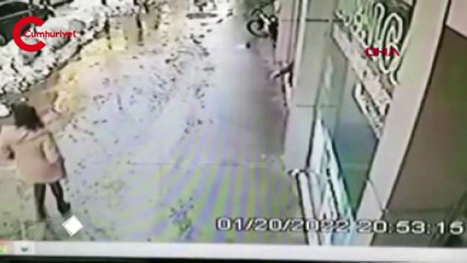 Kaldırımda yürürken üzerine kar kütlesi düştü