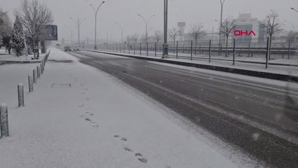 KOCAELİ'DE KAR YAĞIŞI HAYATI OLUMSUZ ETKİLEDİ, D-100'DE ULAŞIM YAVAŞLADI