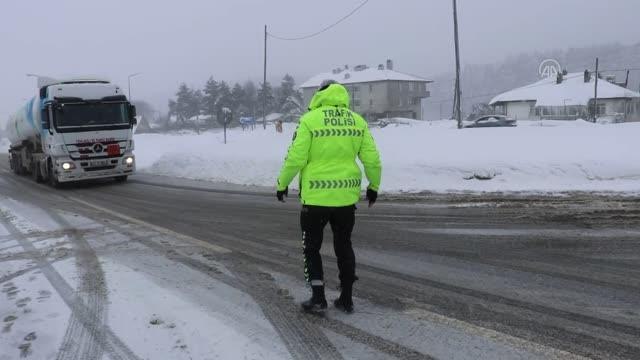 Bolu Dağı'nda kar nedeniyle İstanbul yönünde tırların geçişine izin verilmiyor