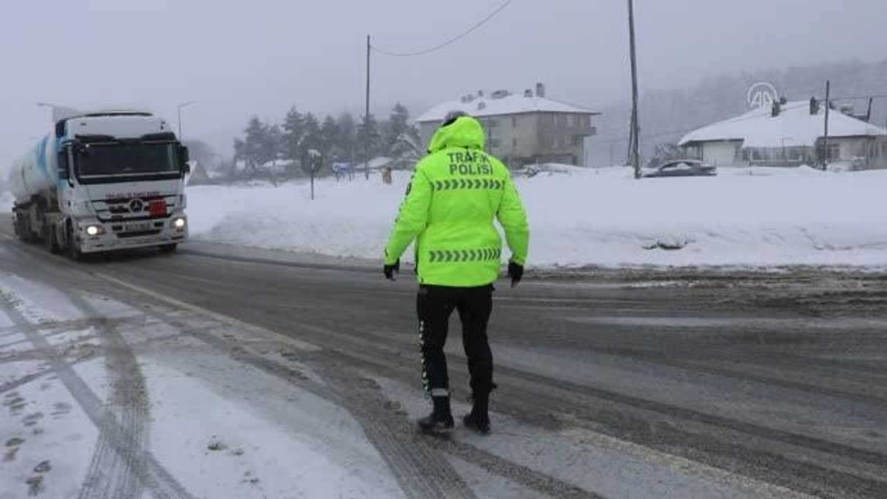 Bolu Dağı'nda kar nedeniyle İstanbul yönünde tırların geçişine izin verilmiyor