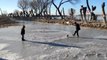 Son dakika haber... Buz tutan göledi fırsata çeviren çocuklar, buz üzerinde top oynadı