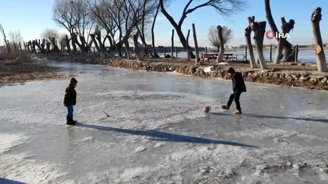Son dakika haber... Buz tutan göledi fırsata çeviren çocuklar, buz üzerinde top oynadı