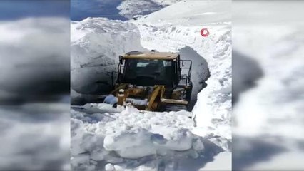 Bahçesaray'da 6 metre karda ekiplerin zorlu mücadelesi