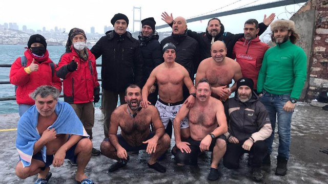 Kar altında boğazın serin sularında yüzdüler