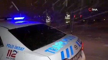 Aksaray'da şiddetli kar ve tipi tüm yolları kapattı