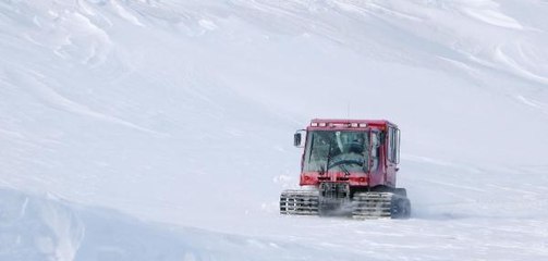 KARNE ALAN ÖĞRENCİLER KAR ÜSTÜ ARAÇLA KÖYLERİNE GÖTÜRÜLDÜ