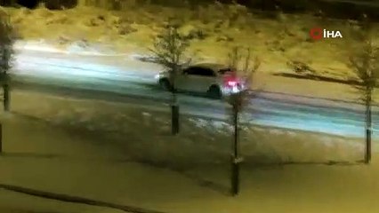 Otomobiller karda ilerlemekte güçlük çekti