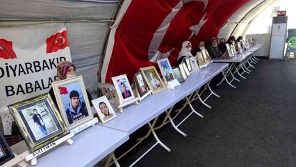 Evlat nöbetindeki anne: "HDP'ye inanmayın, PKK'ya kanmayın, kaçıp gelin burada güçlü devletimiz var"