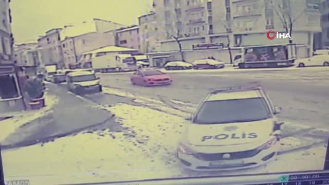 Son dakika haber! Esenyurt'ta kar sürücülere zor anlar yaşattı...Kayan taksilerin kaza anı kamerada
