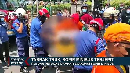 Beginilah Kondisi Sopir Minibus yang Terjepit Usai Tabrak Bagian Belakang Truk