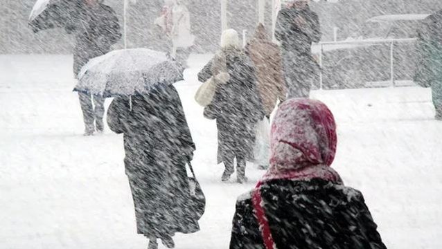 İstanbul'da kar yağışı etkili olmaya devam ediyor! Meteoroloji uzmanlarından Kalp rahatsızlığı olanlar dışarı çıkmasın uyarısı