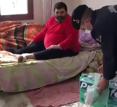 YOLU KAPALI KÖYDEKİ ENGELLİ ŞEKER HASTASININ İLACINI JANDARMA GÖTÜRDÜ