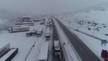 Samsun-Ankara kara yolunda kar nedeniyle ulaşım güçlükle sağlanıyor