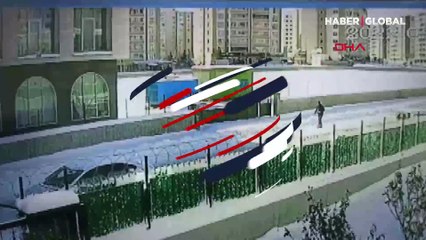 Diyarbakır'da yolda yürüyen kişiye açılan kamyon kapısı böyle çarptı