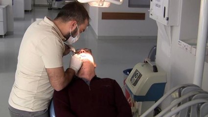 15 yıl boyunca yanağına saplanan metal parçasıyla yaşamış! Doktor kontrolünde yüzüne tutulan mıknatısla gerçek ortaya çıktı