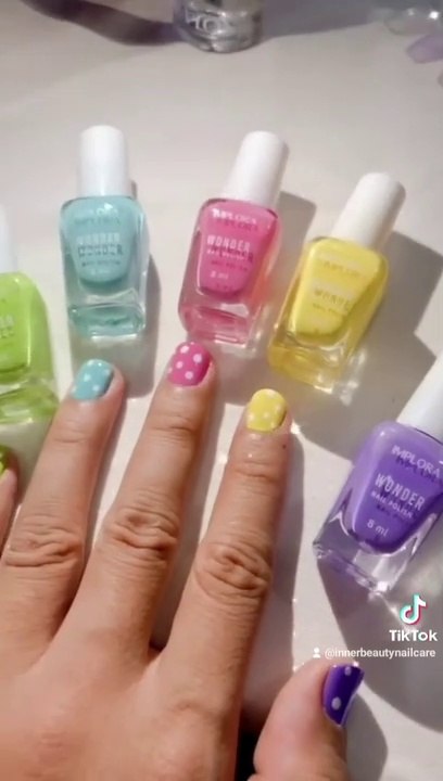 Nail art with five different colors are so beautiful 